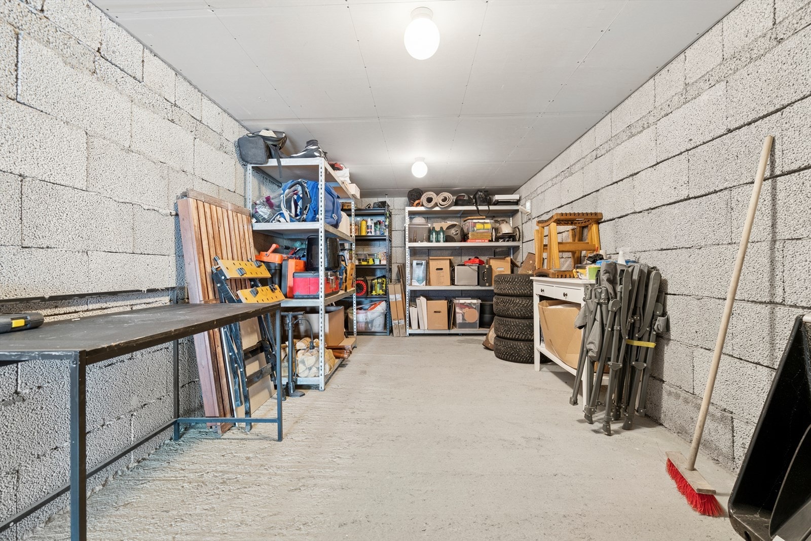 Romslig bod innenfor garasjeplassen Galleribilde