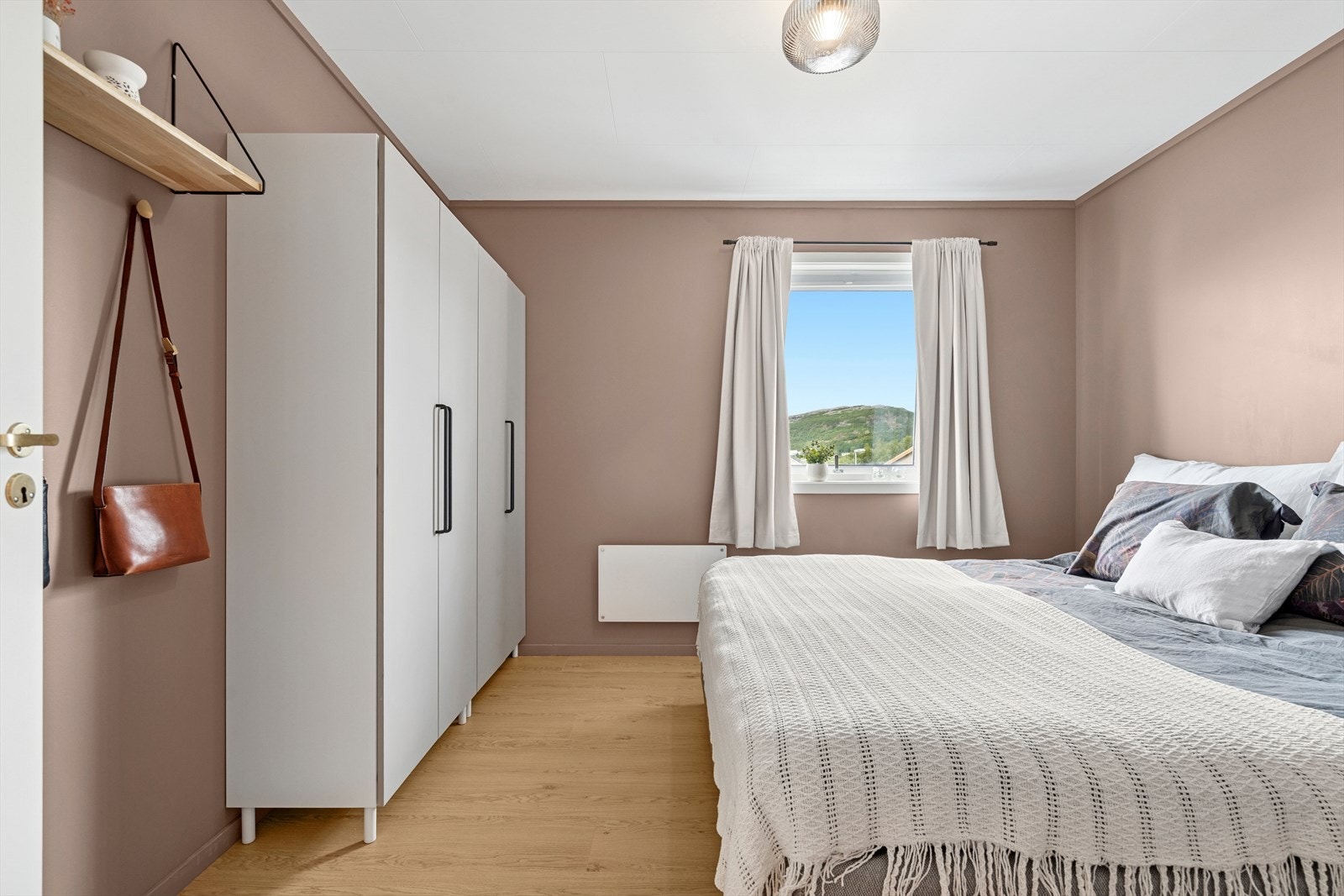 Romslig soverom med plass til dobbeltseng og garderobe Galleribilde