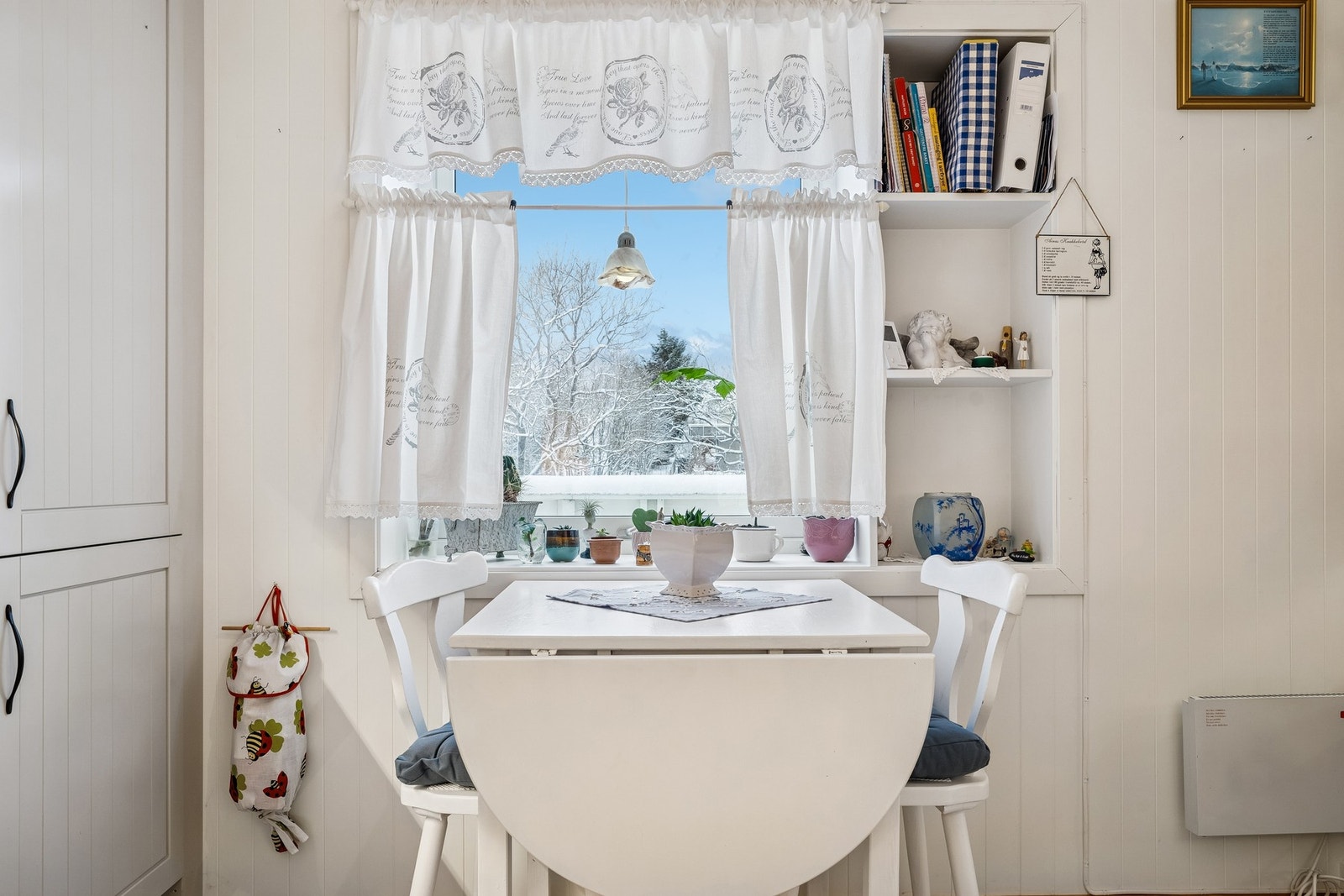 Plass til liten spisegruppe ved kjøkkenvinduet. Galleribilde