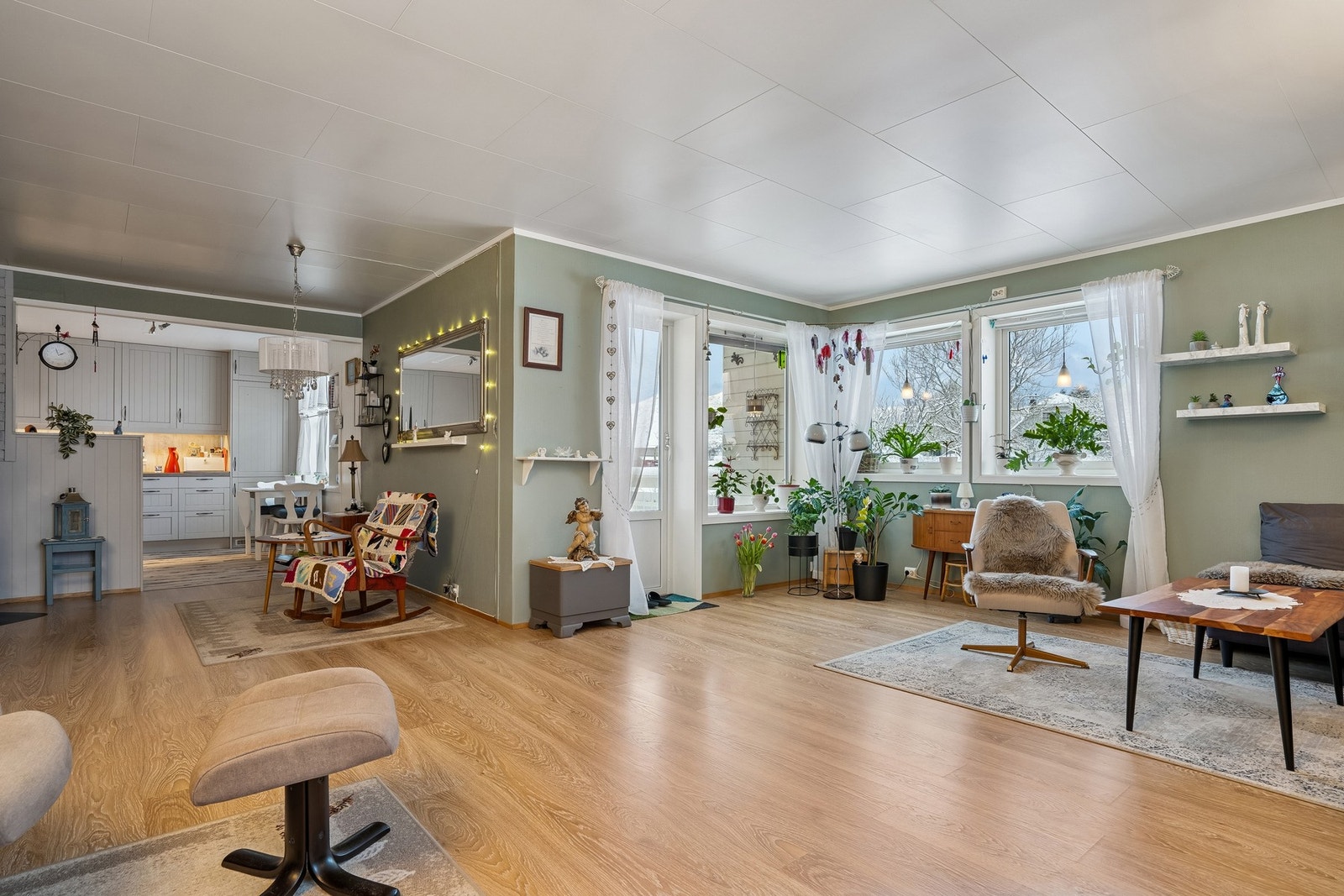 Romslig stue med utgang til veranda. Galleribilde