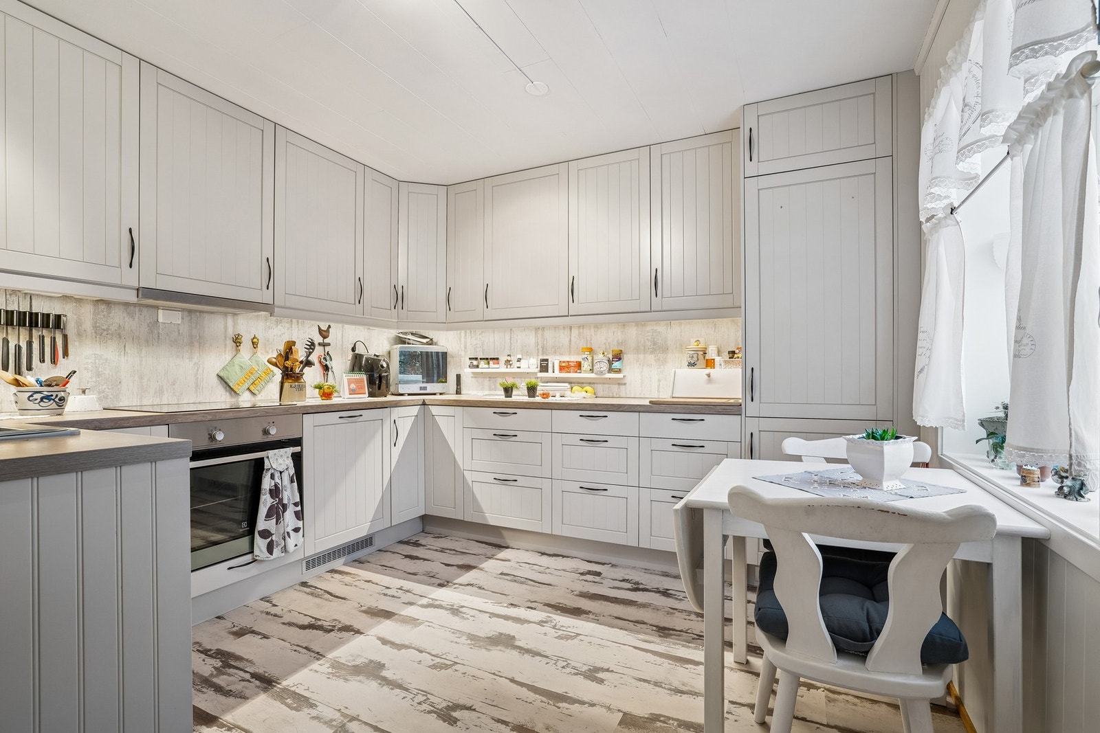 Kjøkkenet har integrerte hvitevarer som kjøl/fryseskap, oppvaskmaskin, induksjonstopp og stekeovn. Galleribilde