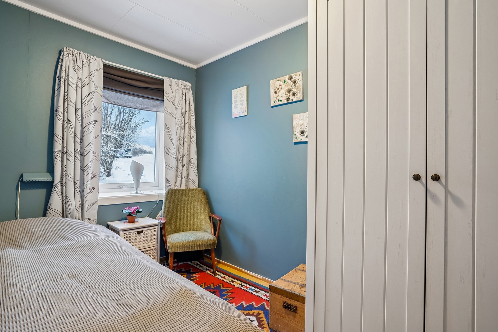 Bod omgjort til soverom. Det foreligger ingen søknad om bruksendring og kjøper overtar risiko for dette. Galleribilde