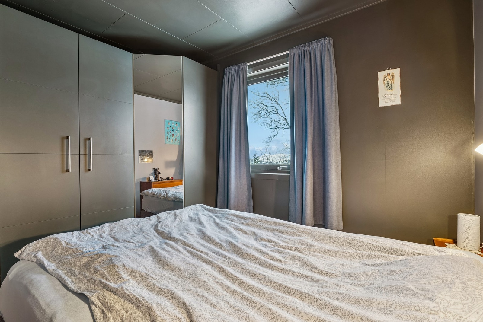 Romslig soverom med doble garderobeskap. Galleribilde