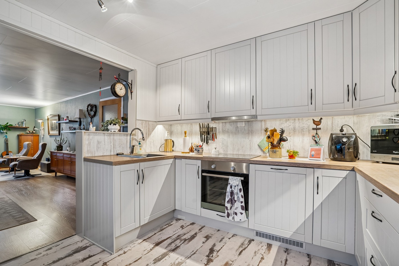 Pent kjøkken med mye skap- og benkeplass. Galleribilde