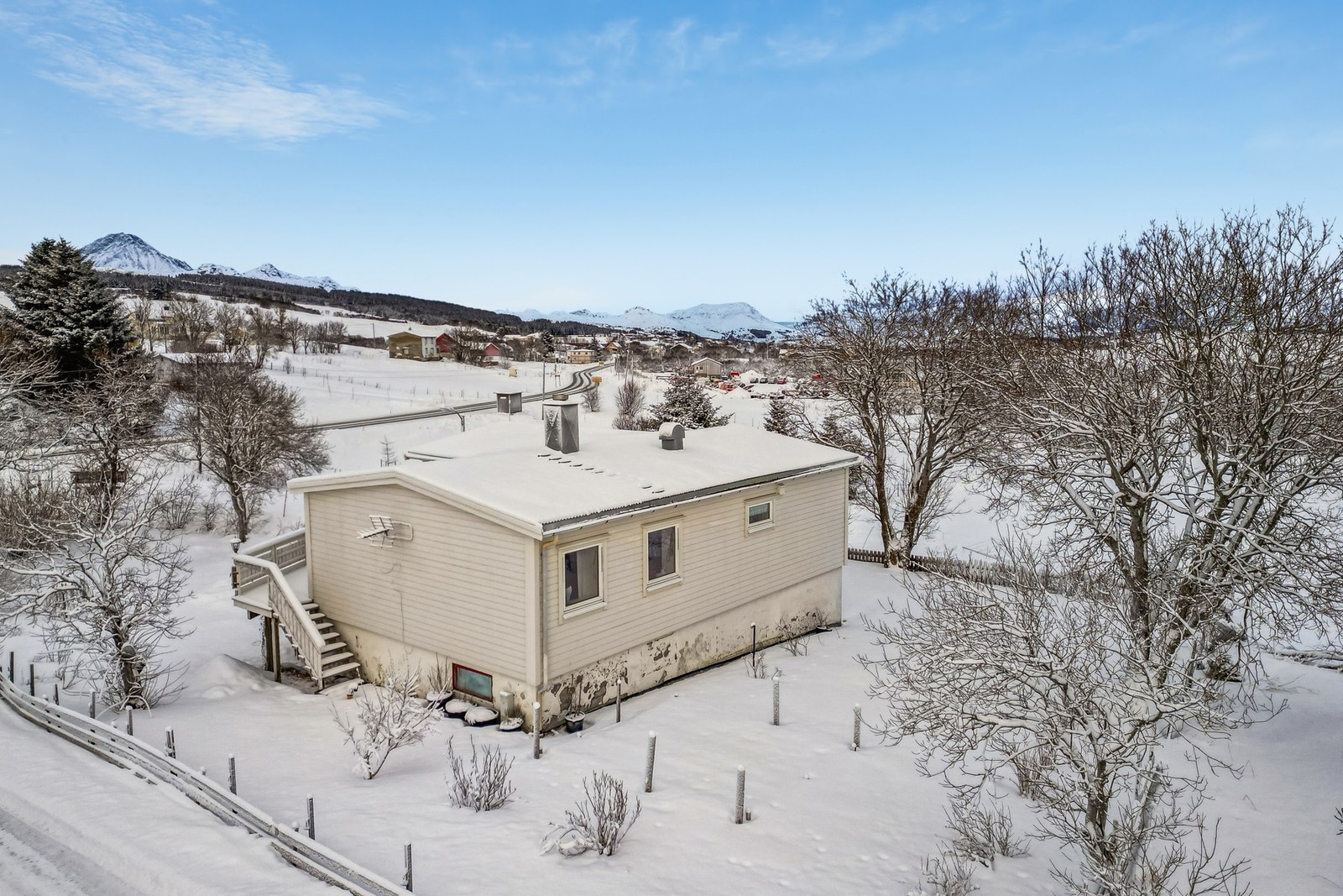 Hagen byr på et godt utvalg av bærbusker og nyttevekster, blant annet rød stikkelsbær, solbær/blåbærtre, jordbærfelt, rips, bringebær og svartsurbær. Galleribilde