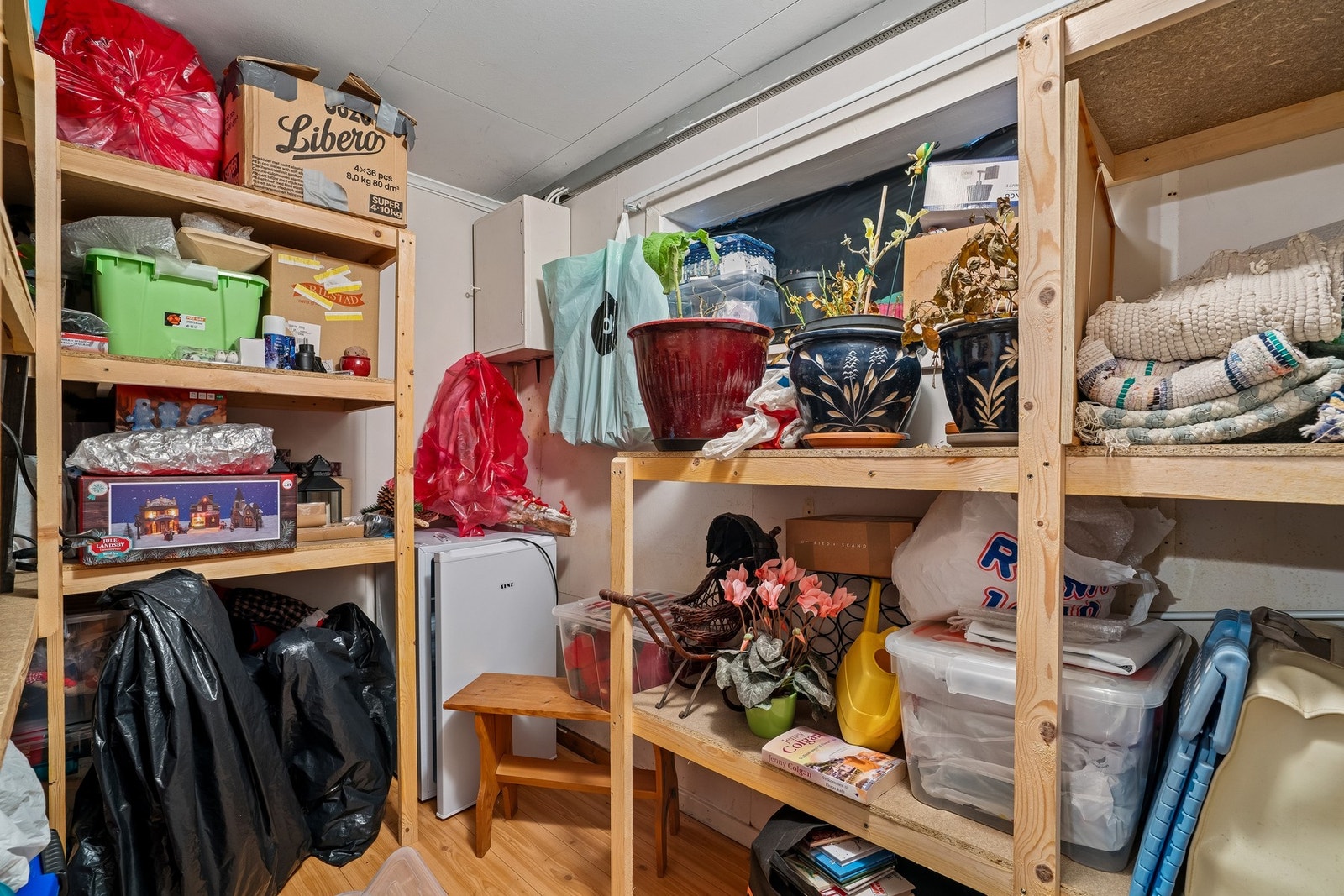 Bod med praktisk hyllesystem. Galleribilde