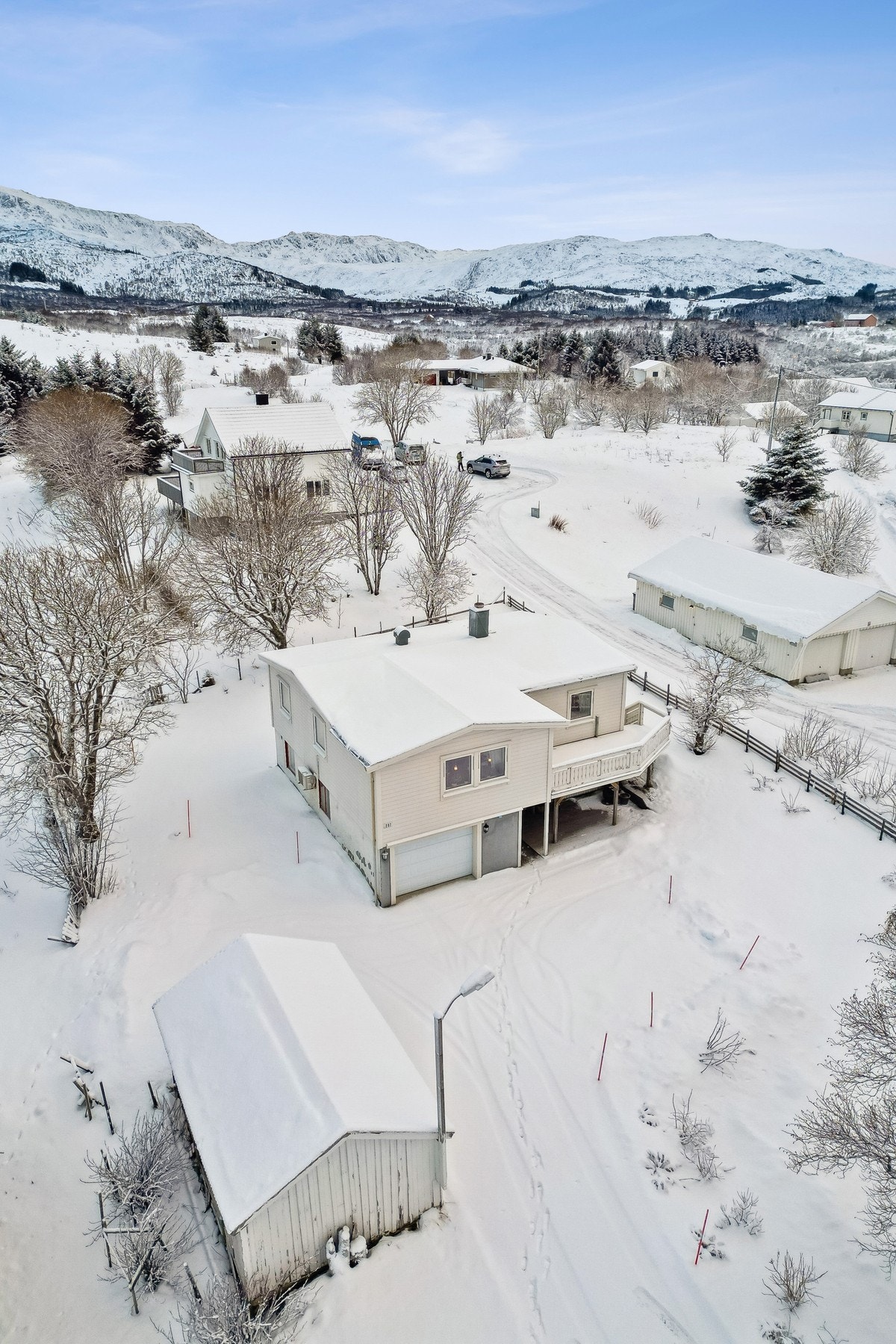 Gruset gårdsplass med god plass til parkering. Galleribilde