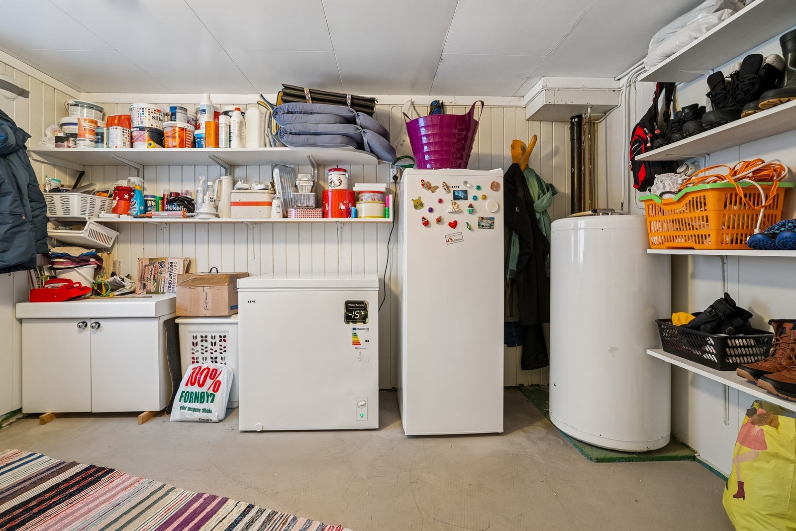 Fra garasjen kommer du inn i et romslig vaskerom. Galleribilde