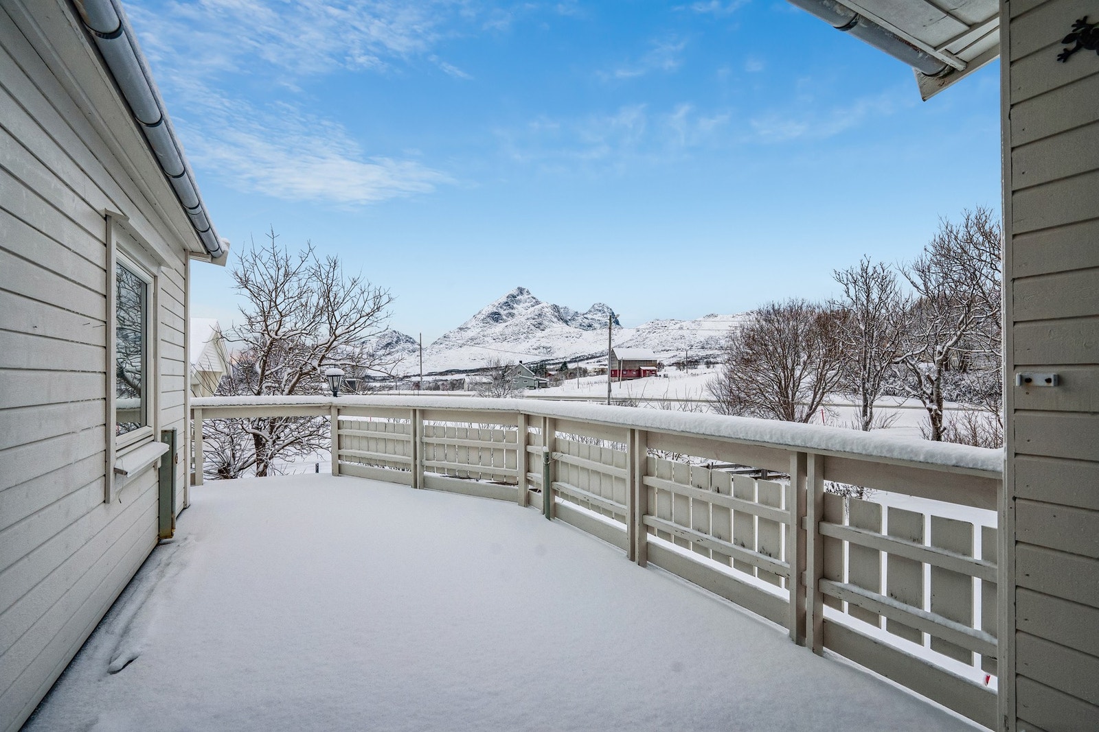 Fra verandaen har du langstrakt utsikt mot den majestetiske Ristinden. Galleribilde