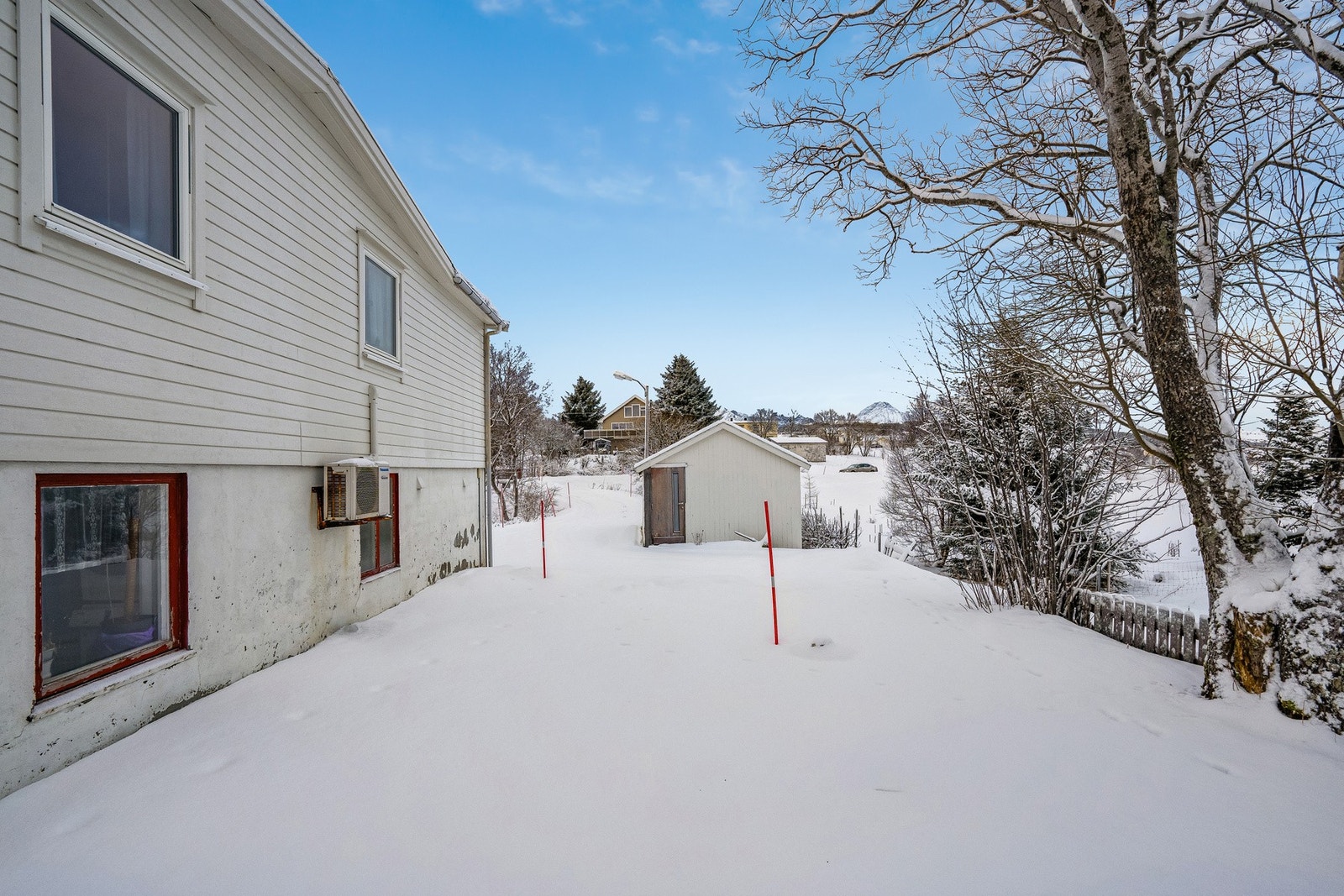 Praktisk uthus/sjå. Ypperlig for lagring av hageredskaper. Galleribilde