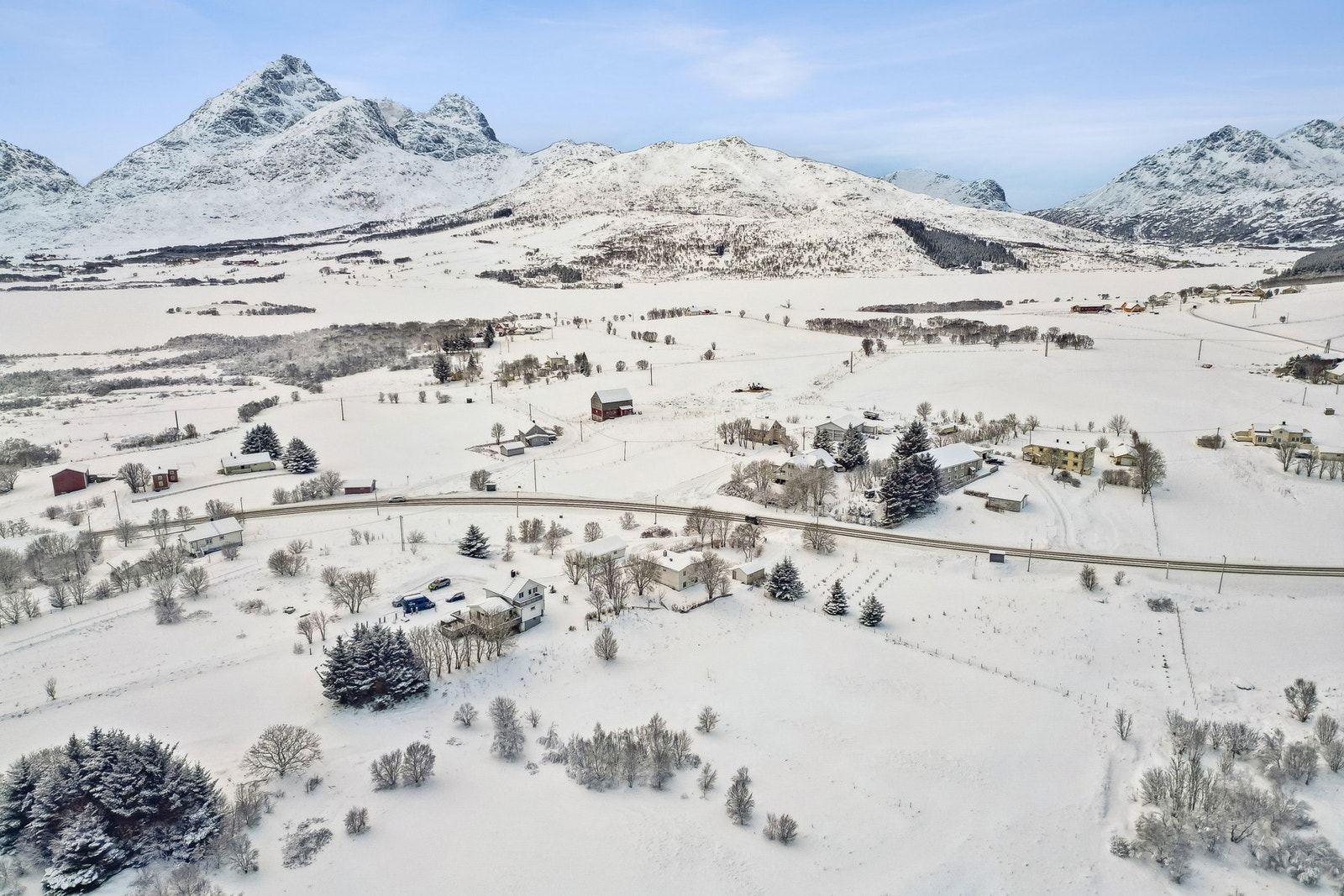 Eiendommen ligger landlig og fint til på Liland, like ved tettstedet Borg i Lofoten. Her bor du tett på naturen med rekreasjonsmuligheter like utenfor stuedøra. Galleribilde