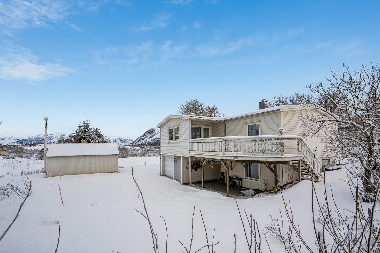 Koselig enebolig med integrert garasje og et uthus. Galleribilde