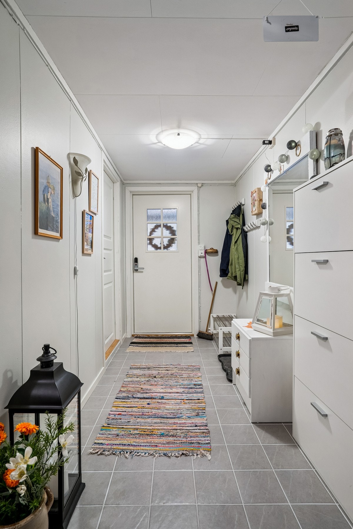 i 2017 ble det lagt varmekabler, avrettet gulv og lagt nye fliser i yttergang. Galleribilde