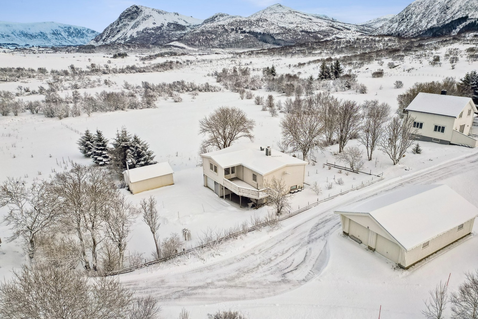 Stor tomt på over 1,2 dekar. Her får du en frodig hage om sommeren og rikelig med boltreplass for store og små. Galleribilde