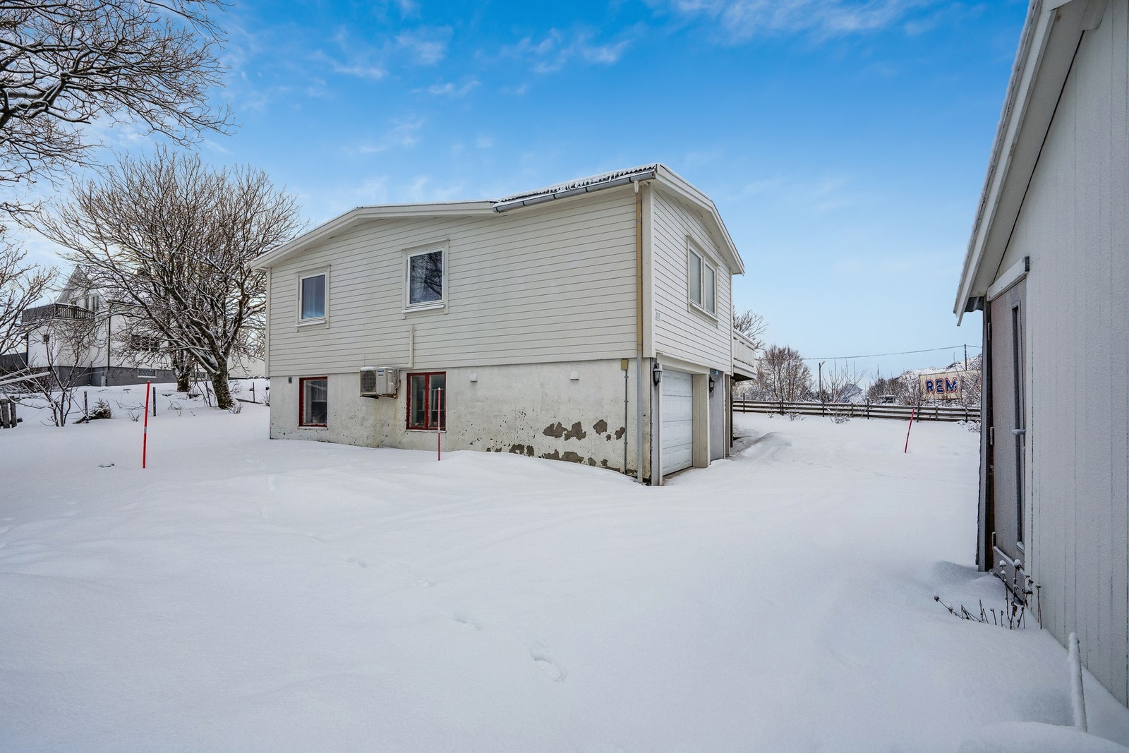 Boligen har fått ny bordkledning med etterisolering og en stor andel nyere vinduer fra 2012, samt taktekking av stål/aluminium. Galleribilde