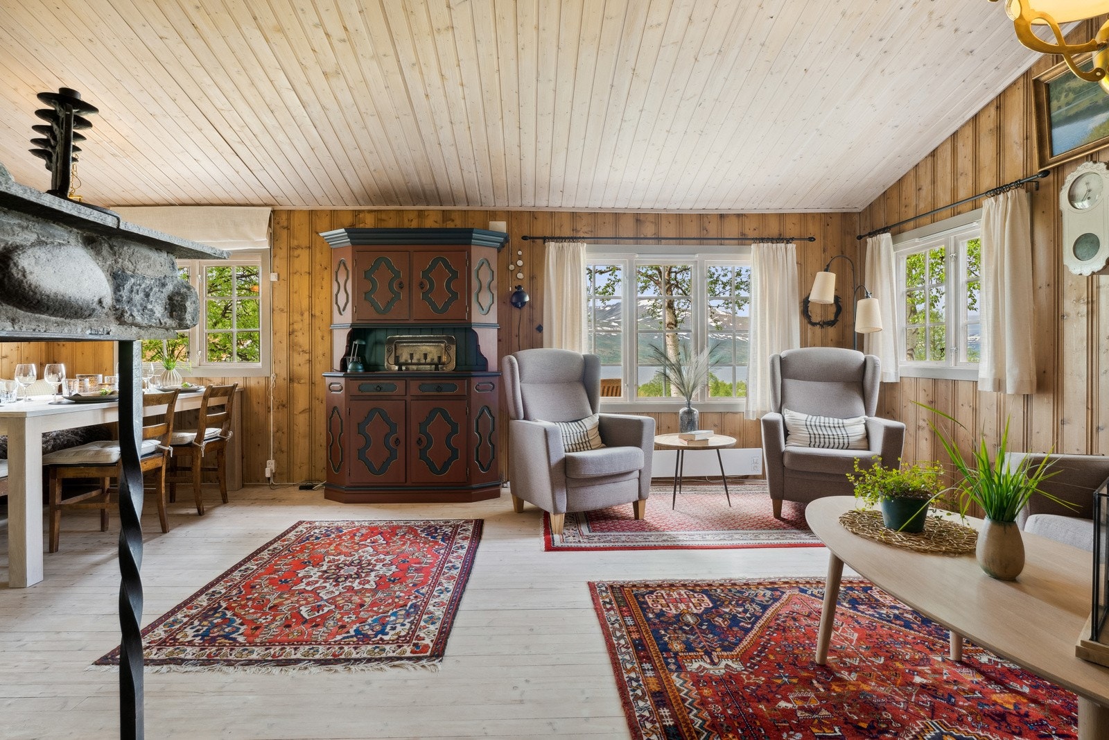 Stuen i hoveddelen har takhøyde opp til 3,35 meter under mønet, gode vindusflater og plass til møblering i flere soner. Galleribilde