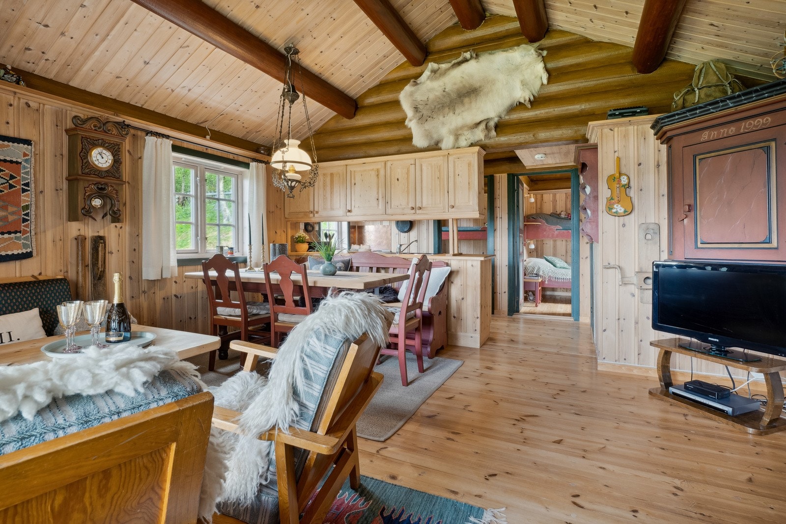 Stuen i generasjonsdelen har åpen kjøkkenløsning, samt god plass til både sofagruppe og spisestue. Galleribilde