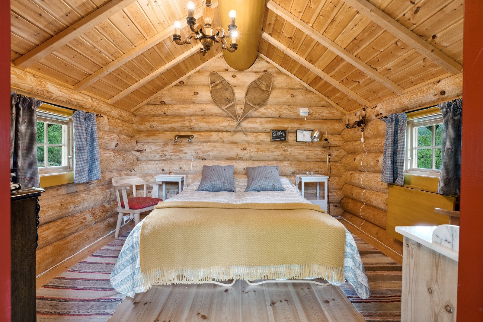 Stabburet er ren sjarm med laftevegger og små sprossevinduer. Stabburet har vært brukt som et koselig gjesterom. Galleribilde