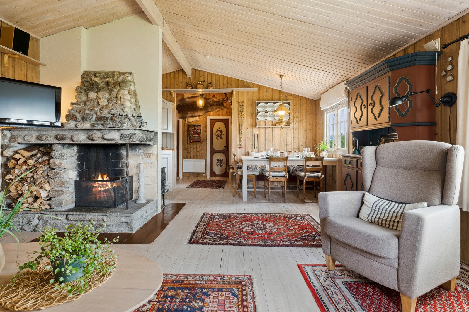 Stuen er lys og trivelig med god plass til møbler og gjester. Her er det hyggelig å samles til måltider og sosial hygge. Galleribilde