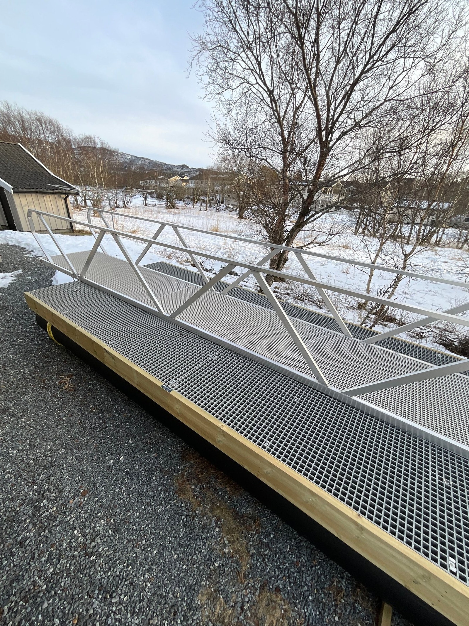 Nytt kai ( 2,5 x 6 m ) blir montert til våren. Ny landgang også. Galleribilde