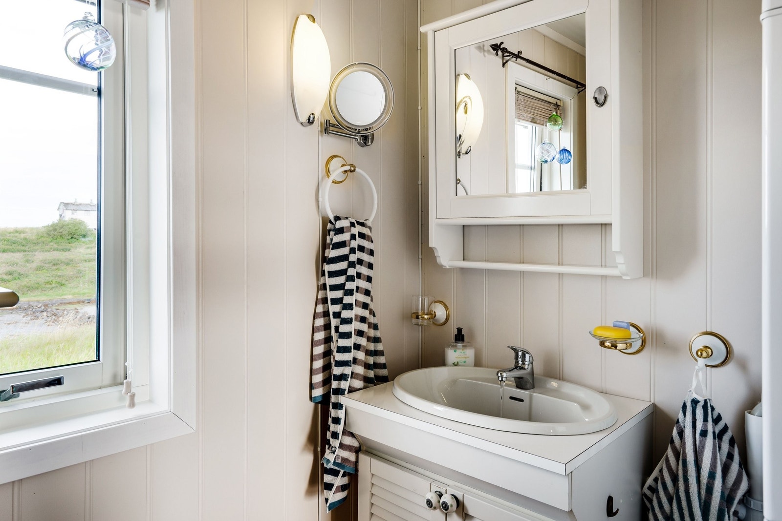 Speilskap og vask Galleribilde