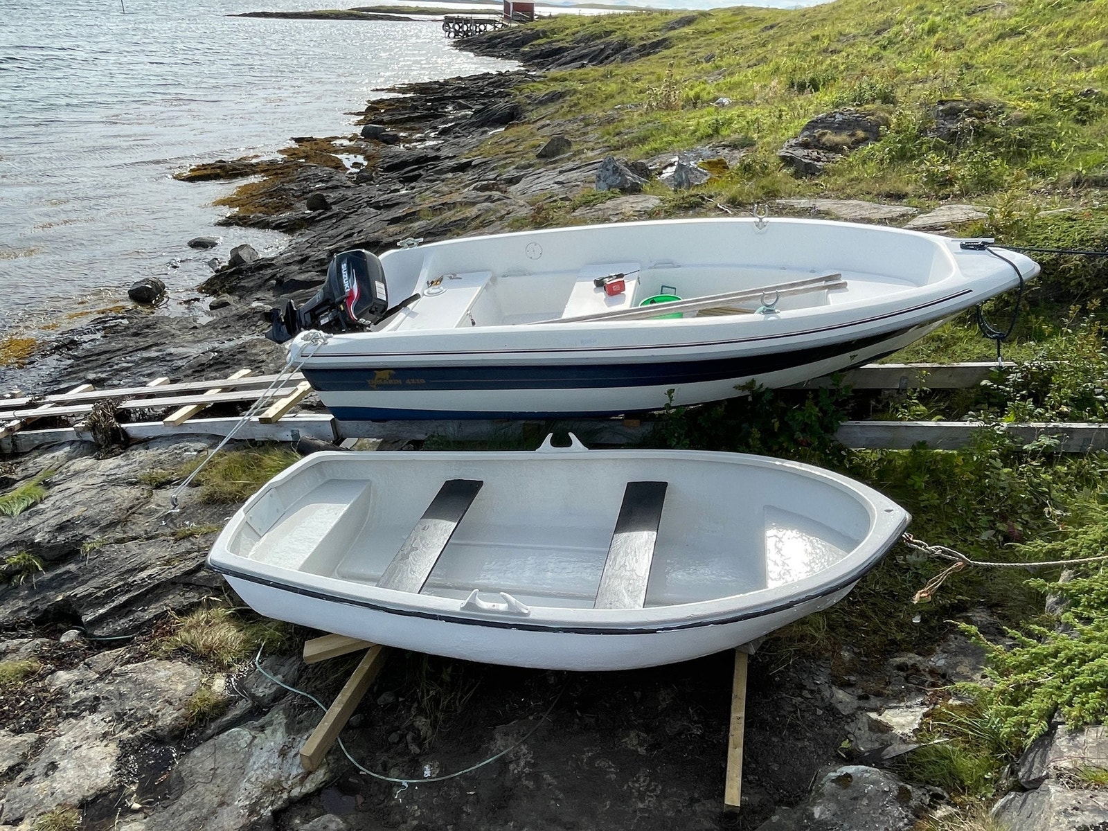 Robåt med årer og 14 fot yamarin og 9,9 hester medfølger hytta. Båtene og motor i god stand Galleribilde