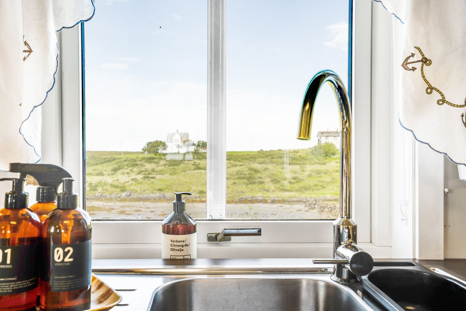 Fantastisk utsikt når man vasker opp. I fjæra nedenfor hytta kommer floa inn to ganger i døgnet og på fjæra er dette en tre stjernes resturant, for sjøfuglene Galleribilde