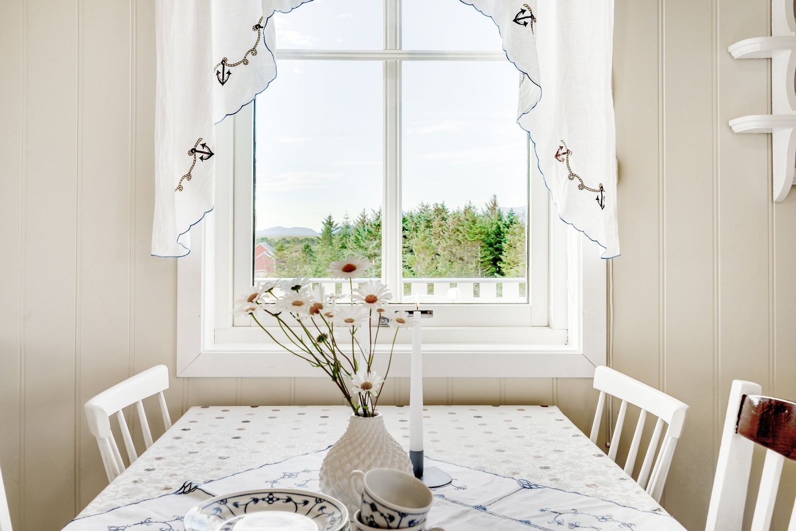 Hytta er holdt i kyststil både utvendig og innvendig Galleribilde