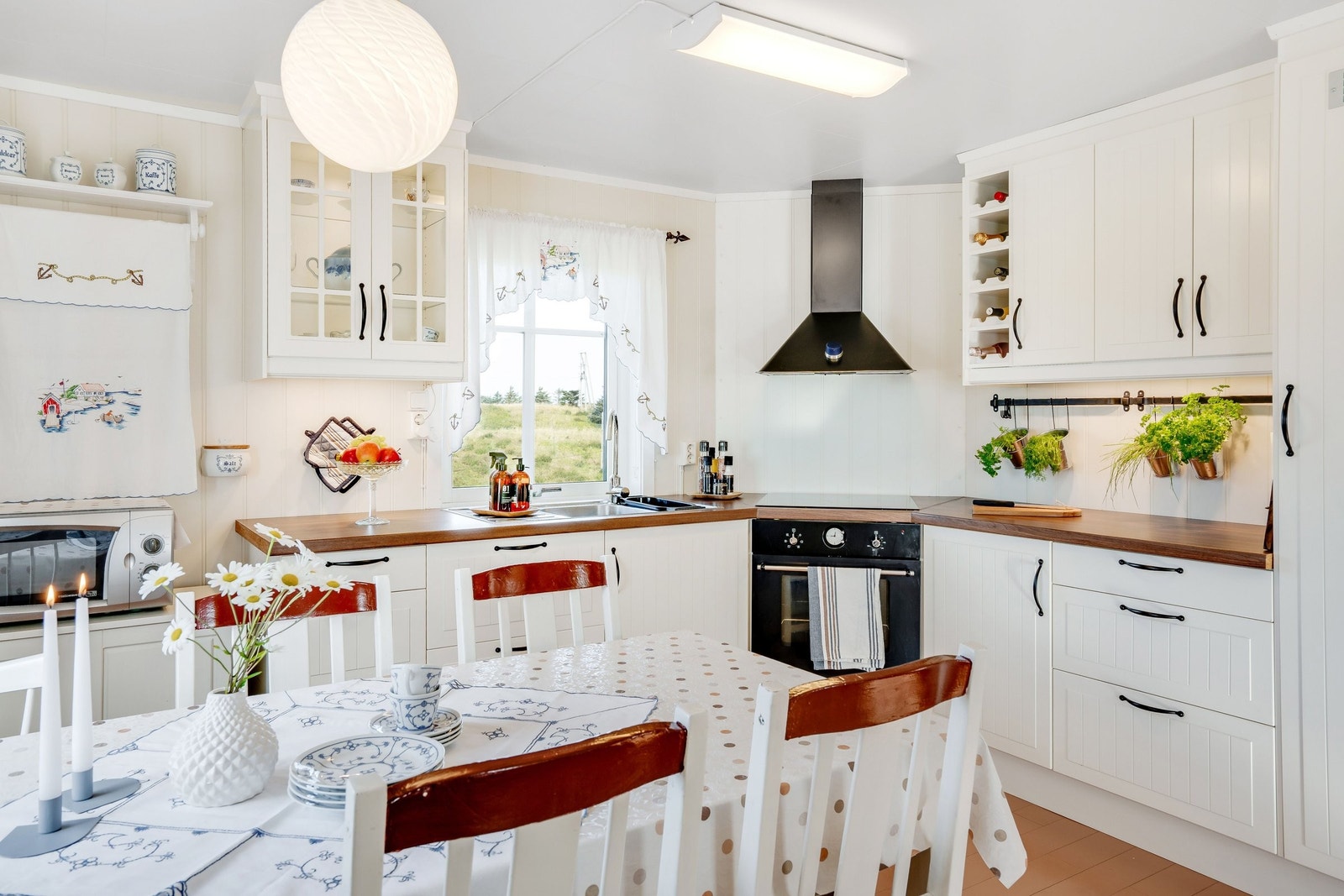 Godt med sitteplasser på kjøkken Galleribilde