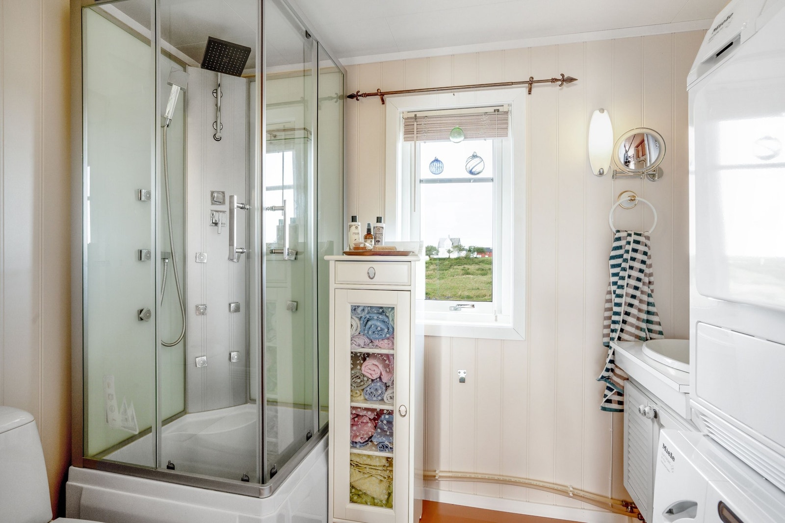 Badet med dusjkabinett, wc, vask, oppbearing, vaskemasin og tørketrommel Galleribilde