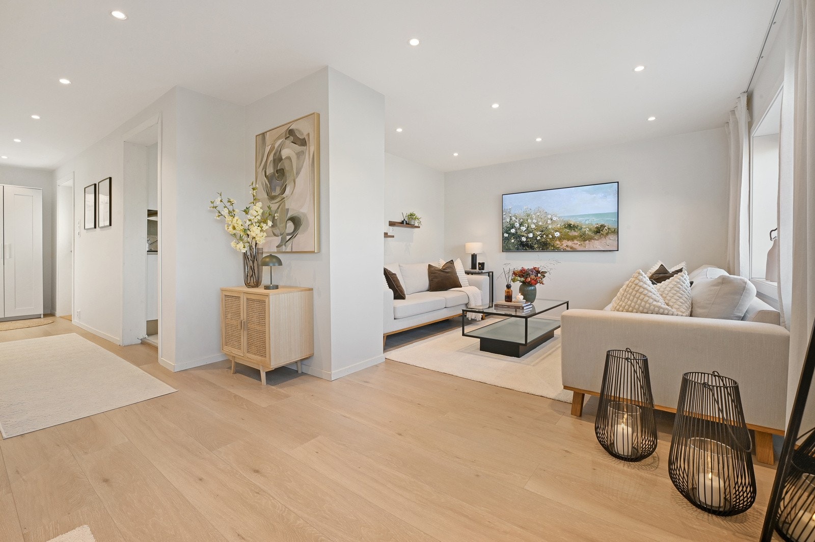 Romslig stue med downlights Galleribilde