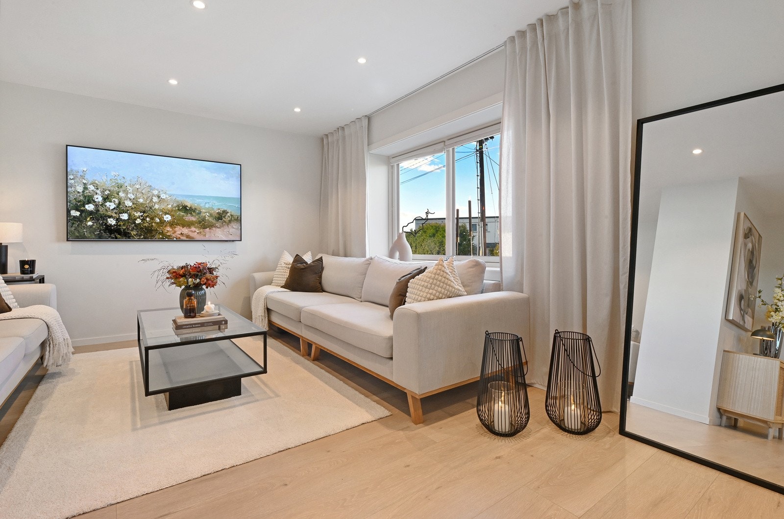 Stuen i 1. etasje har 1-stavs parkett og slette, tidløse overflater Galleribilde