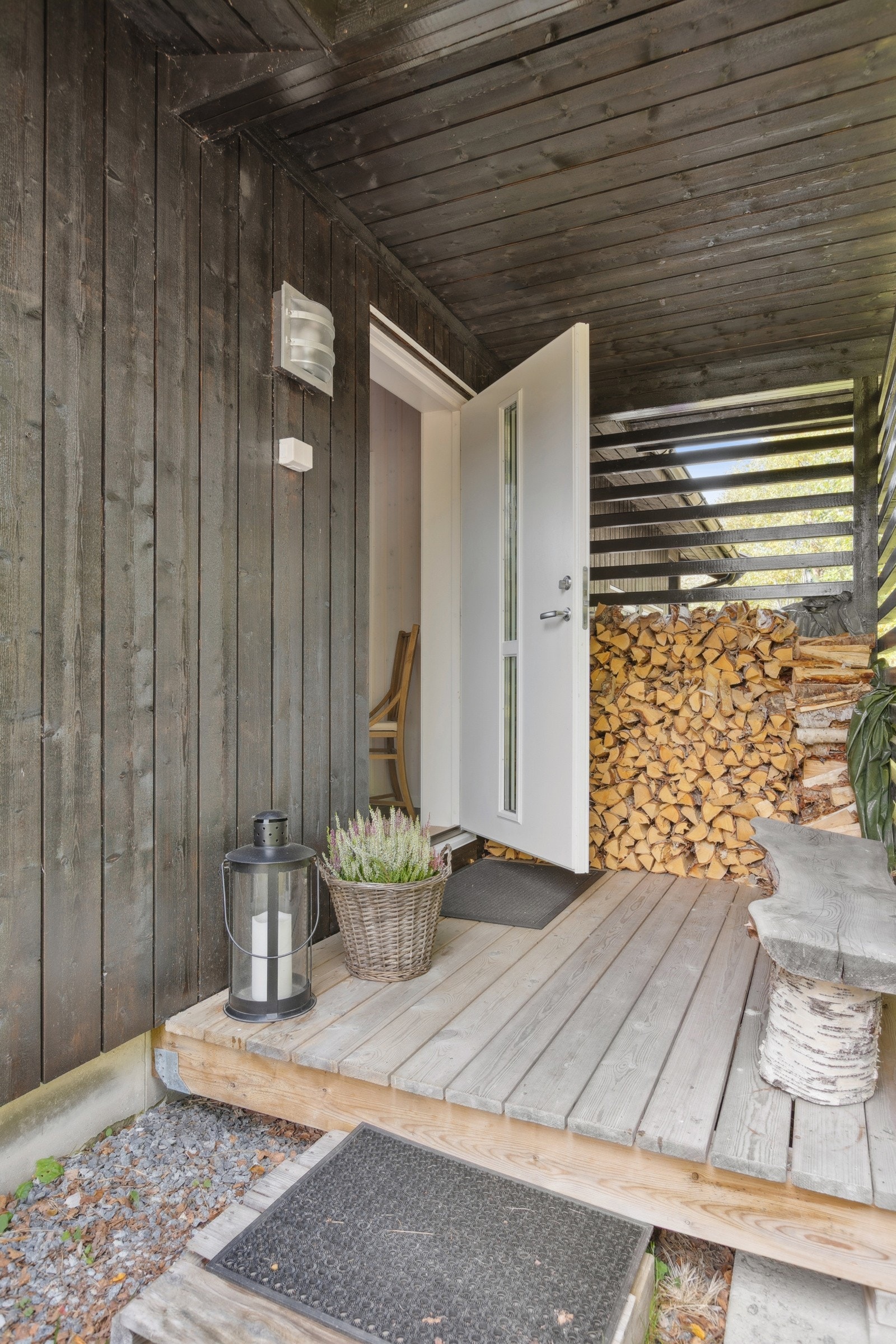 Velkommen til Øvre Løkkjgrinda 8! Overbygget inngangsparti med plassbygd benkeløsning og fyringsklar bjørkeved (som medfølger i handelen). Galleribilde