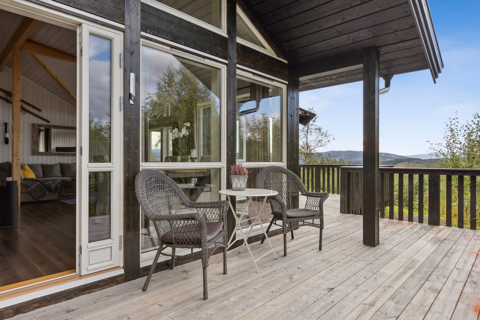 Mange vil nok sette stor pris på den solvendte utsiktsverandaen, som måler hele 60 kvm og strekker seg langs hyttas vest- og sørvegg. Galleribilde