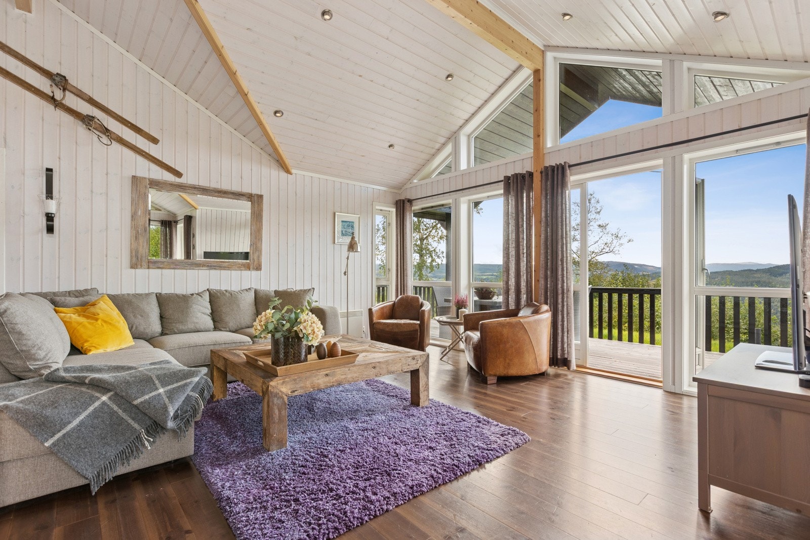 Stua er byggets hjerte og byr på panoramautsikt retning Trollheimen gjennom store vindusflater som strekker seg fra gulvet og helt opp til taket. Galleribilde