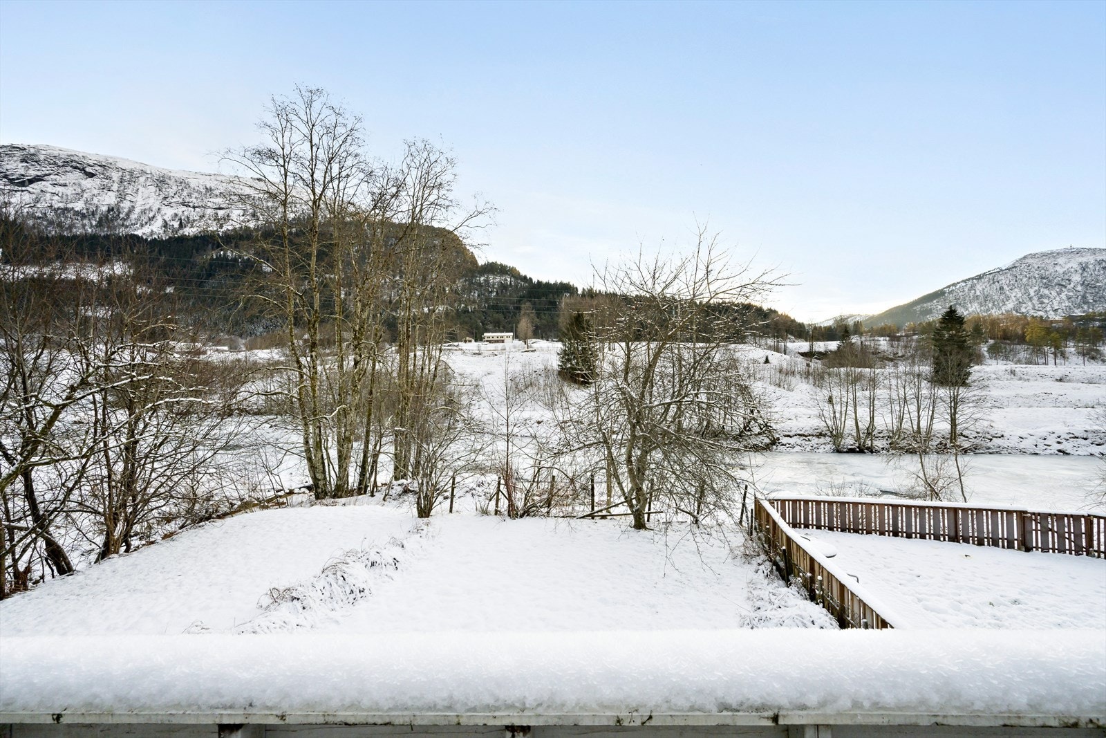 Eigedomen grensar til friareal langs Anga Galleribilde