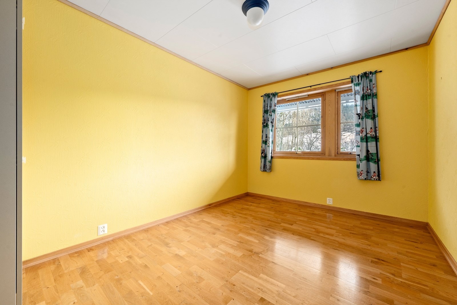 Soverom 2 av 2 i underetasjen Galleribilde