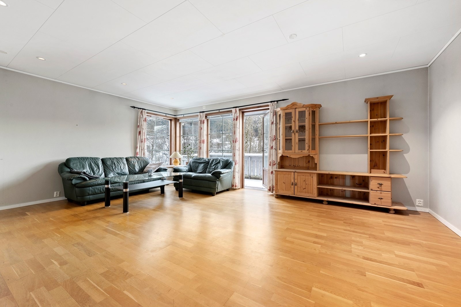 Romsleg stove med vedomn, varmepumpe og god plass til fleire sitjegrupper Galleribilde