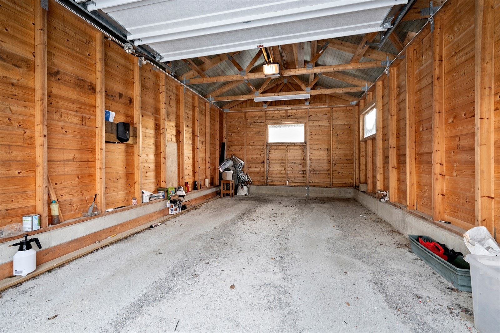 Garasje med elektrisk port og elbilladar Galleribilde