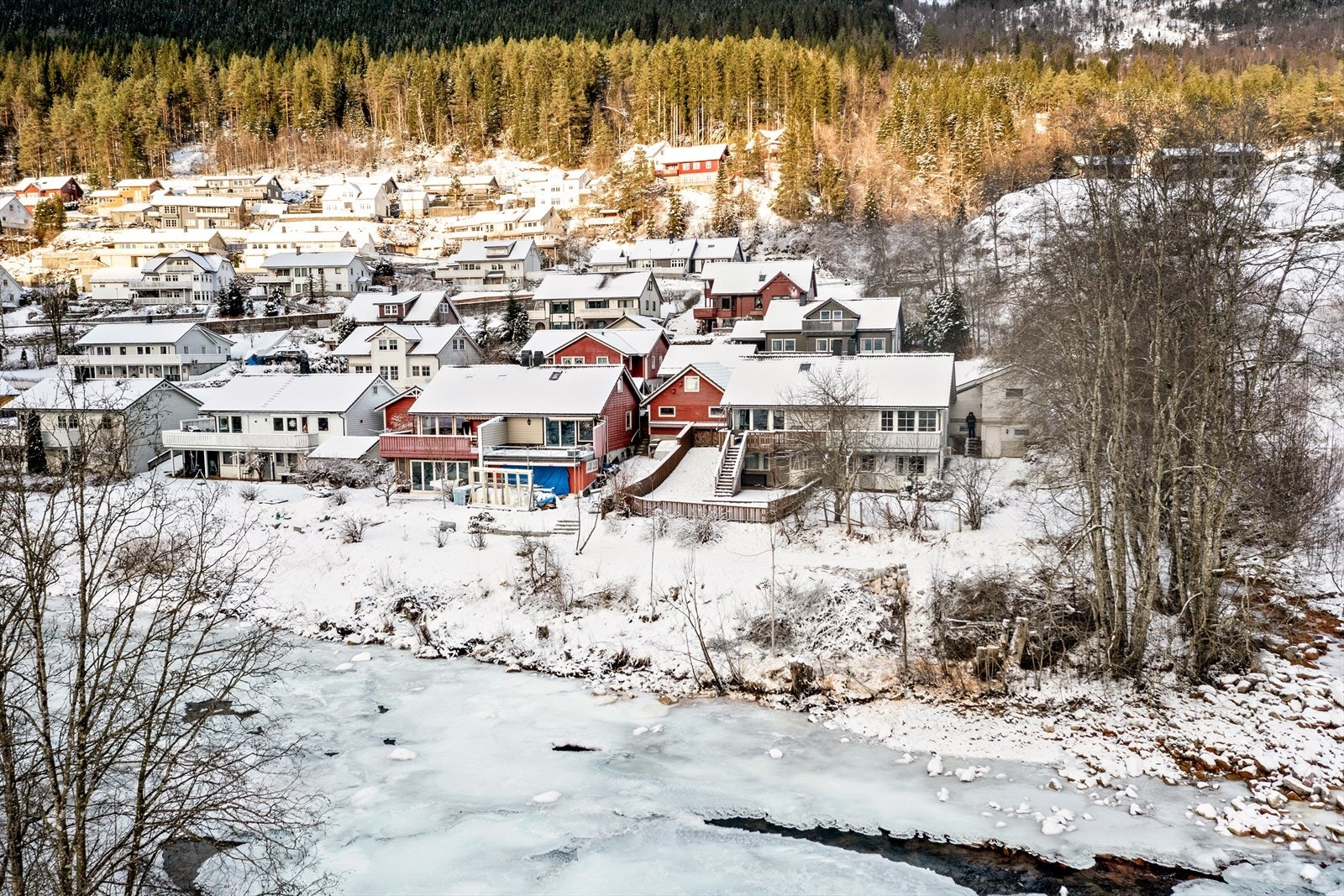 Del av tomannsbustad med flott plassering i enden av byggjefeltet med elva Anga som næraste nabo Galleribilde