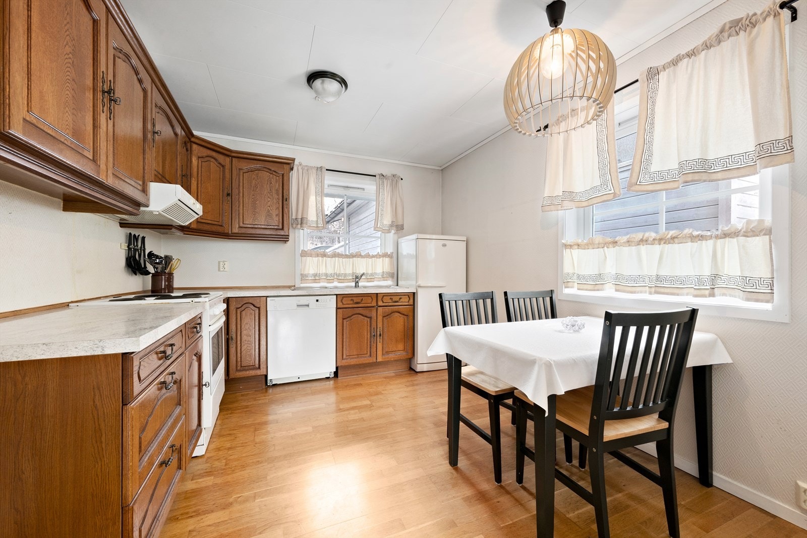 God plass til sitjegruppe på kjøkkenet. Frittståande kvitevarer følgjer salet Galleribilde