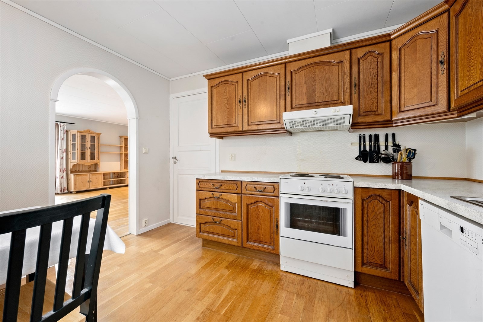 Kjøkkeninnreiing med eikefrontar og laminert benkeplate Galleribilde