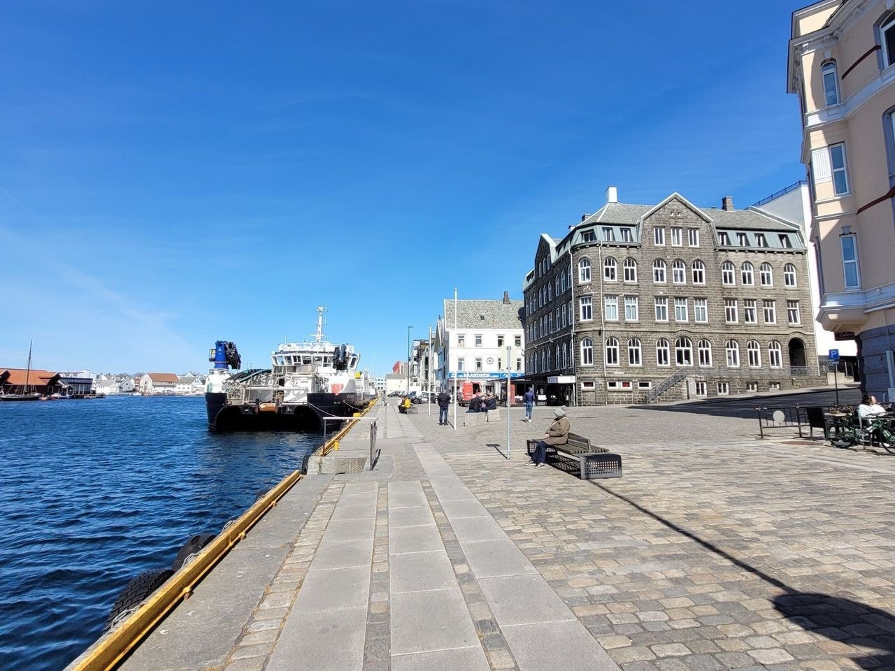 Blir ikke mer sentralt enn dette, våkne opp til frisk sjøluft og ta en tur ut i bylivet Galleribilde