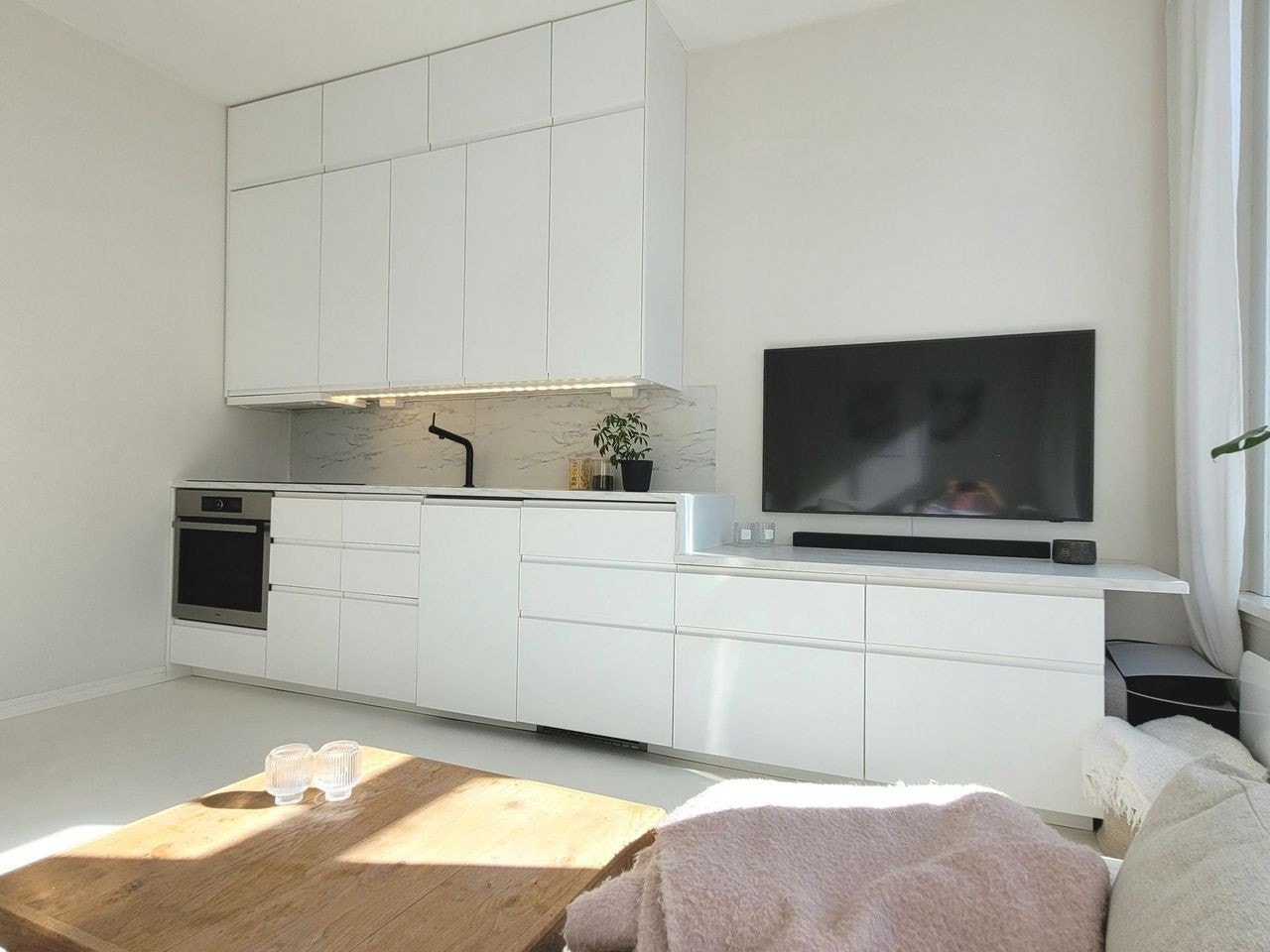 Nytt kjøkken 2022, med innebygd kjøleskap og oppvaskmaskin Galleribilde