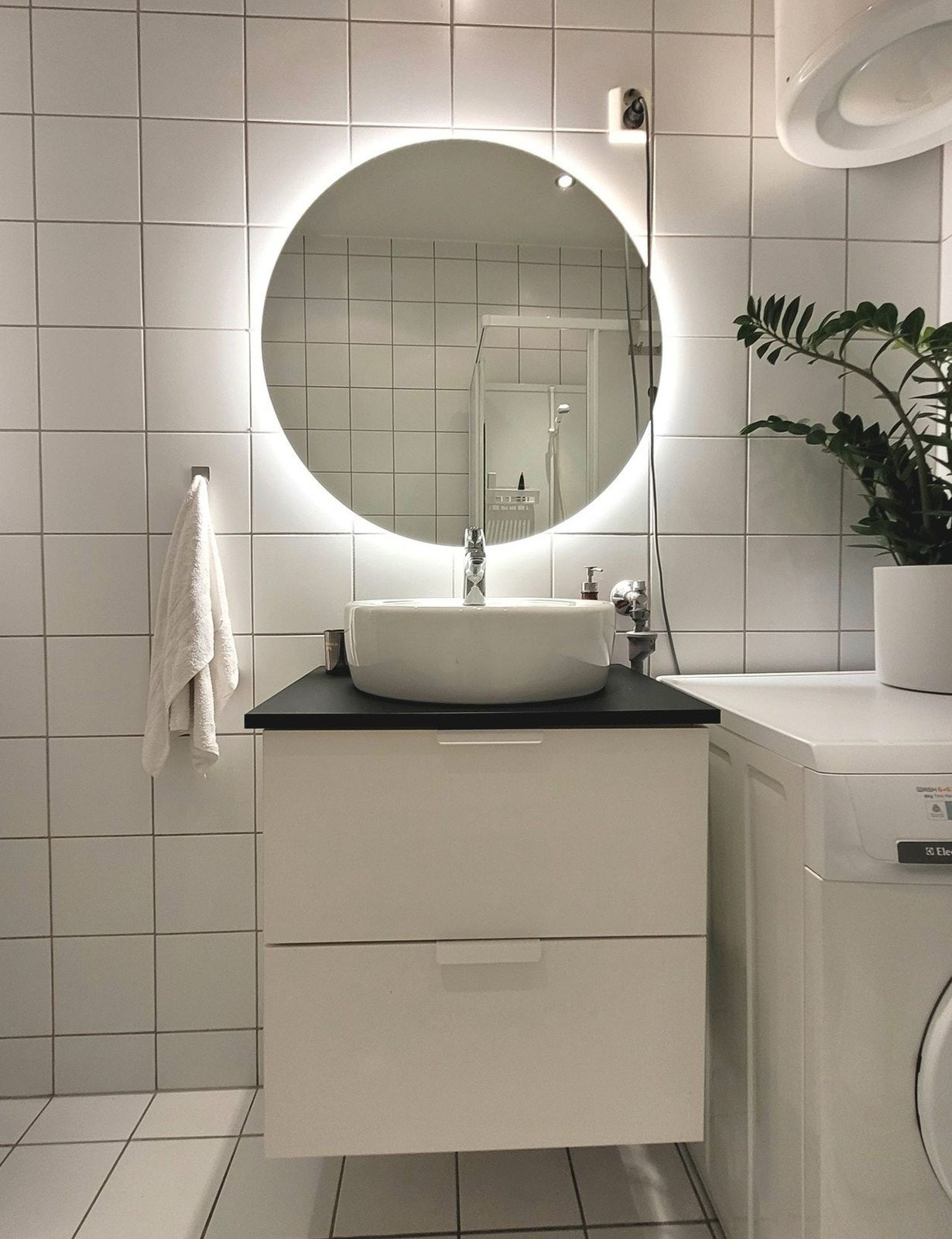 Stort fint speil, behagelig lys, godt og varmt på gulvet Galleribilde