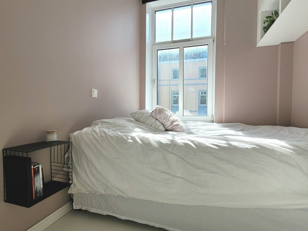 Lyst og behagelig soverom. Galleribilde