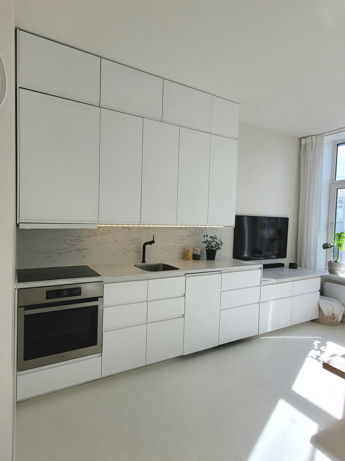 God oppbevaringsplass, plassbygd skap som utnytter hele høyden Galleribilde