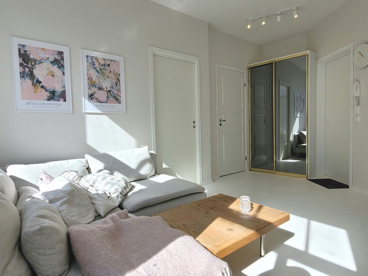 Garderobeskap med speil øker romfølelsen, med plass til yttertøy for et ryddig uttrykk Galleribilde