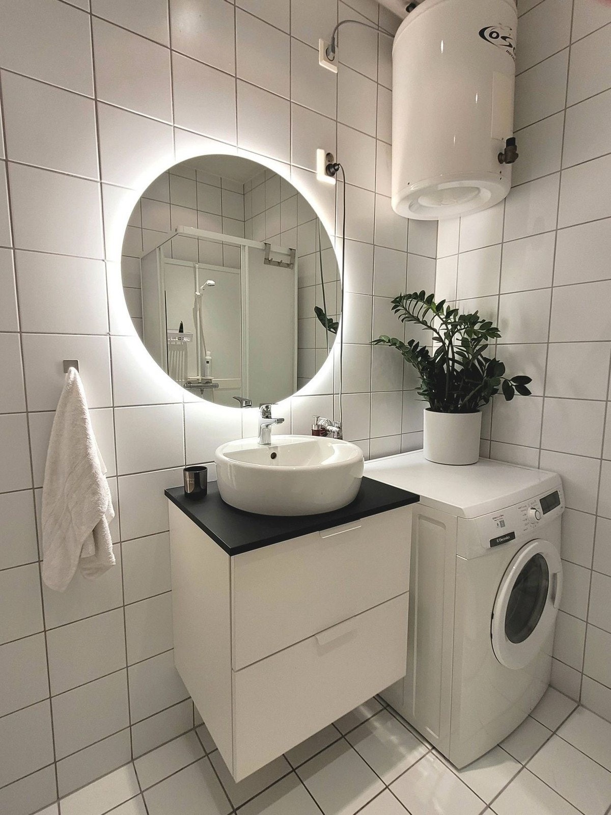 Lyst og fint bad med varmekabler, vaskemaskin er inkludert i leien Galleribilde