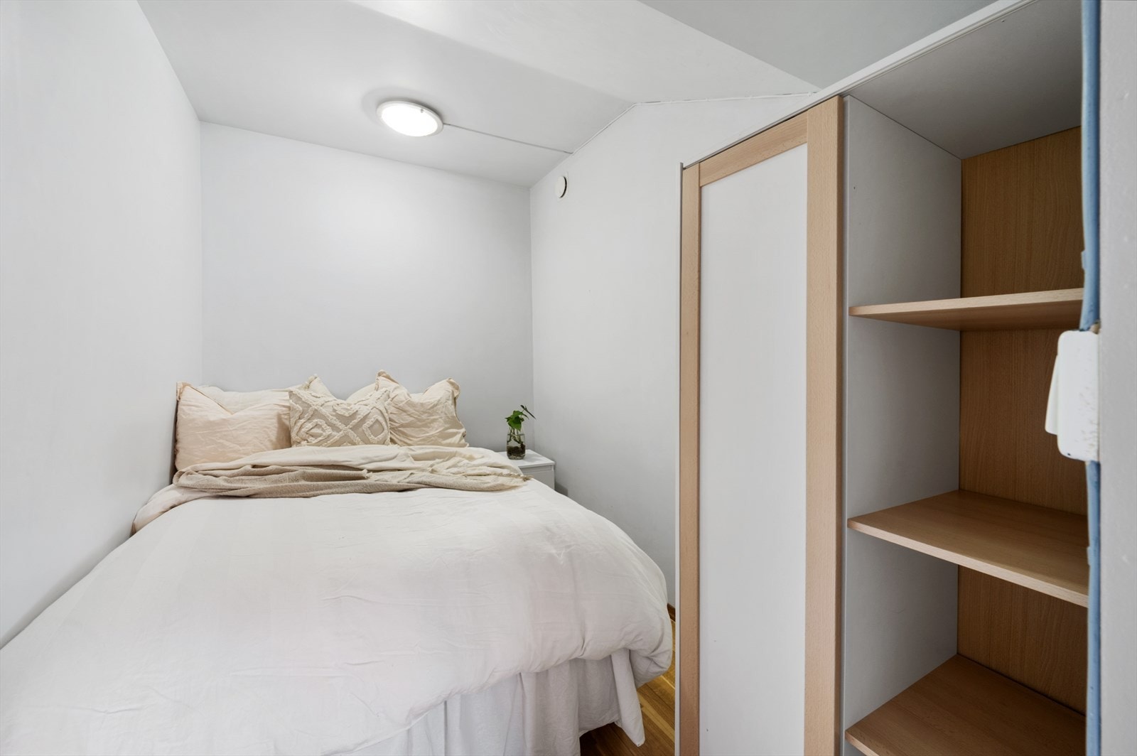 - Dette rommet blir i dag brukt som sovealkove (opprinnelig byggemeldt som bod, ikke godkjent for varig opphold) - Galleribilde